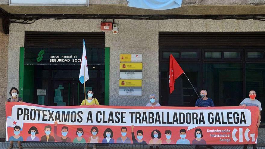 Delegados de CIG en protesta ante la oficina del INSS en Vilagarcía.