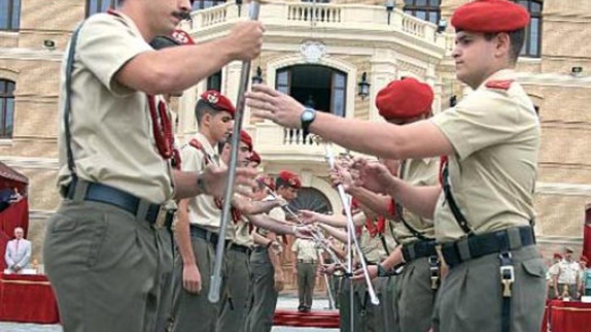 El sable disntingue a los alumnos como oficiales en su graduación.