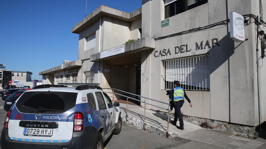 El exterior de las dependencias de la Policía Local de Bueu.