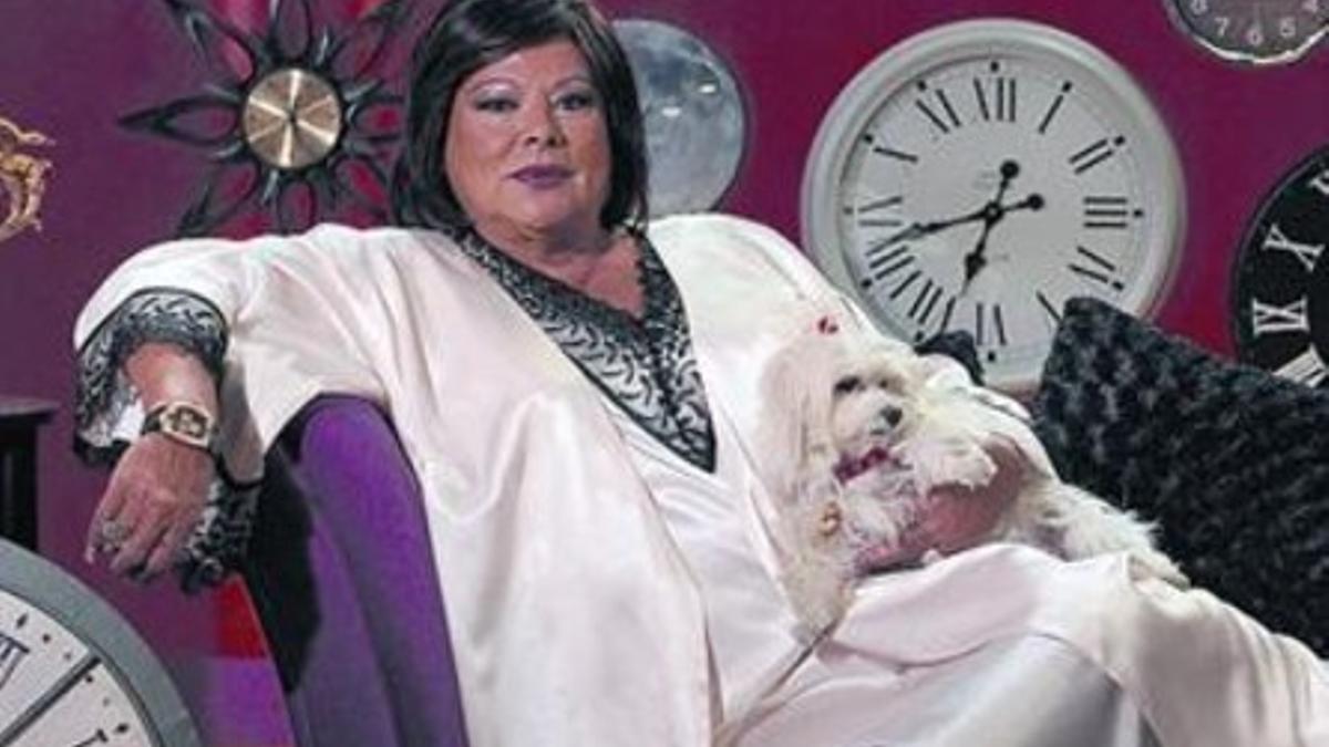 La veterana presentadora Marisa Naranjo, posando con su perro.