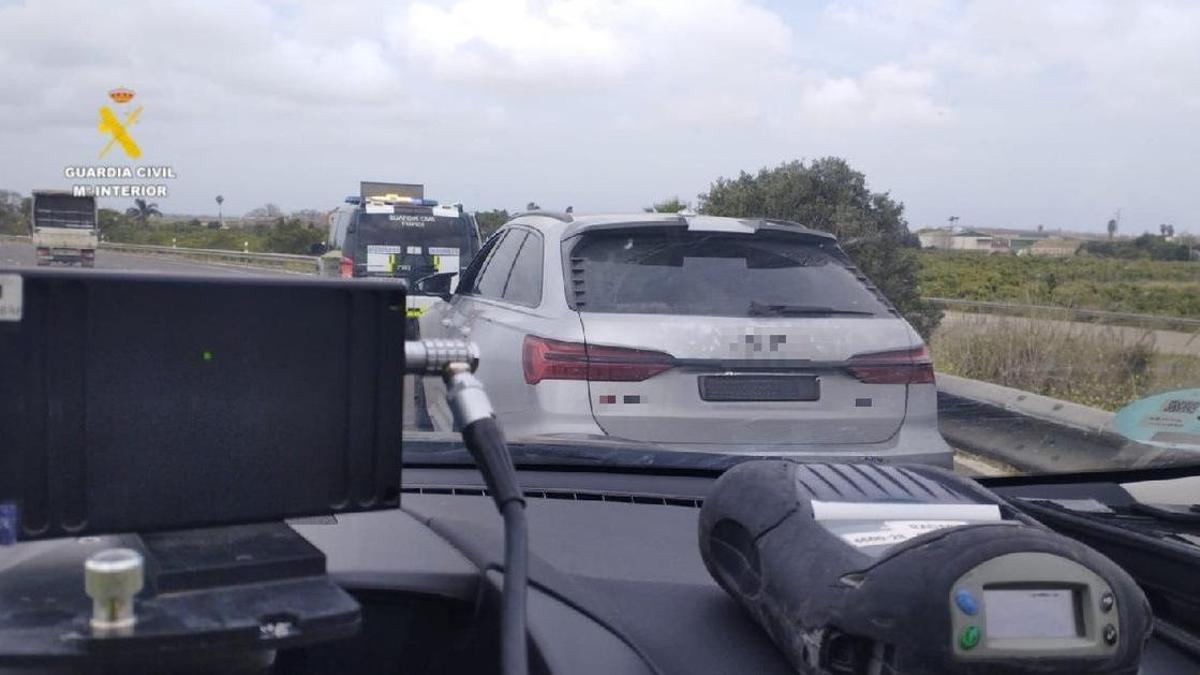 El vehículo interceptado por la Guardia Civil.