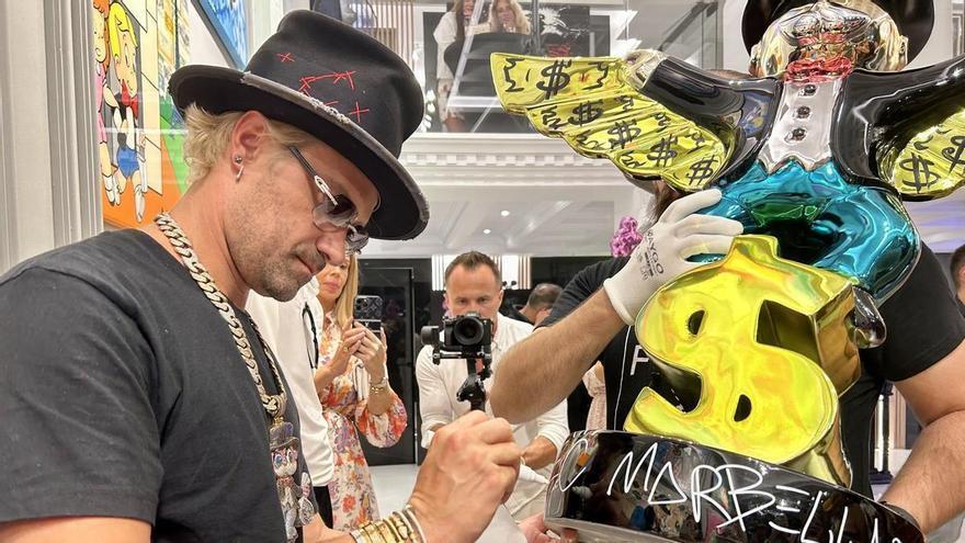 El artista urbano Alec Monopoly visita una galería con sus obras en Marbella