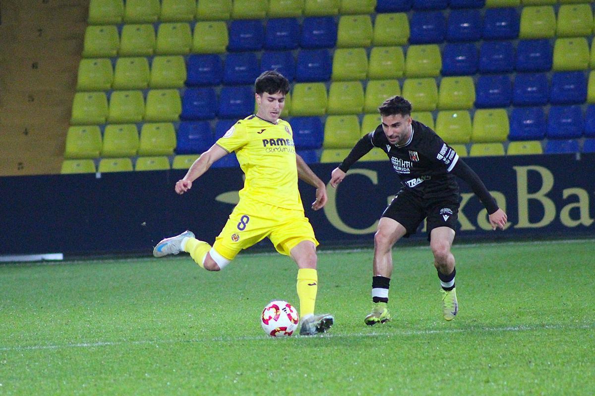 Rodrigo Alonso cuajó un gran partido en el centro del campo del Villarreal B.