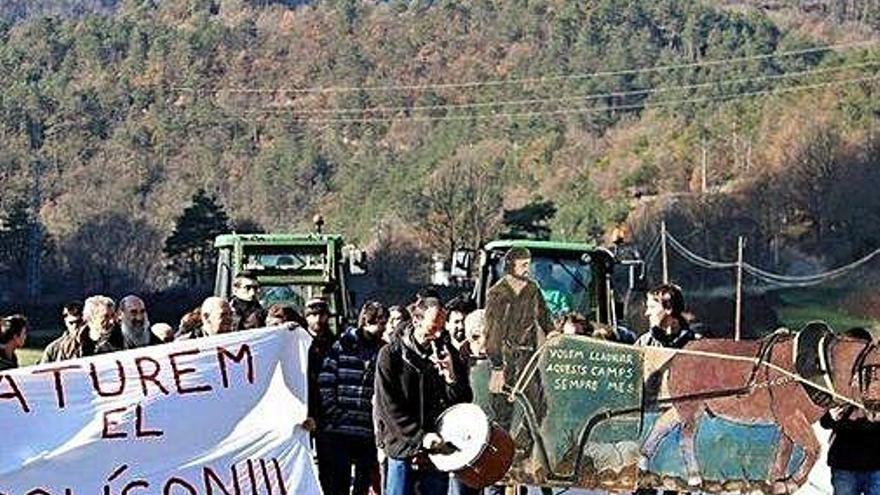 Una manifestació contrària al polígon de Can Franquesa, a la carretera de les Lloses.