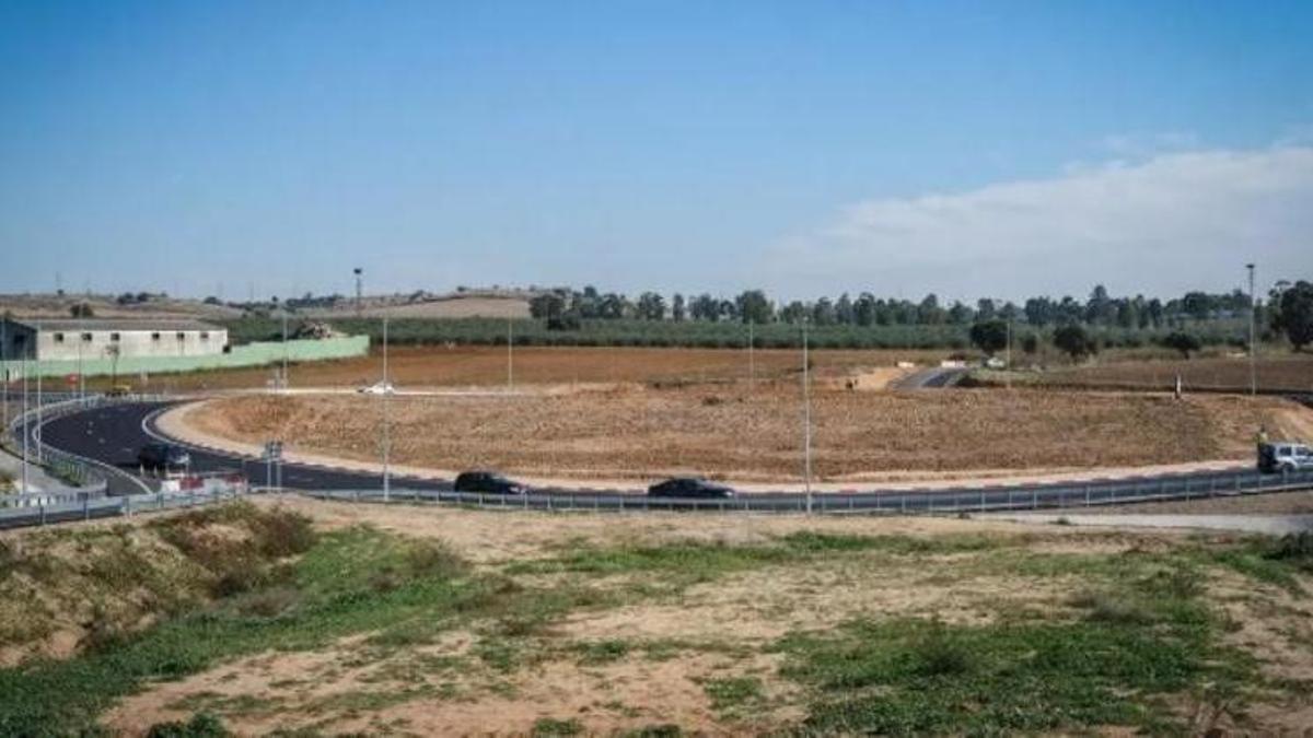 Rotonda en la carretera de Olivenza que conectará el tramo II de la ronda de Badajoz.