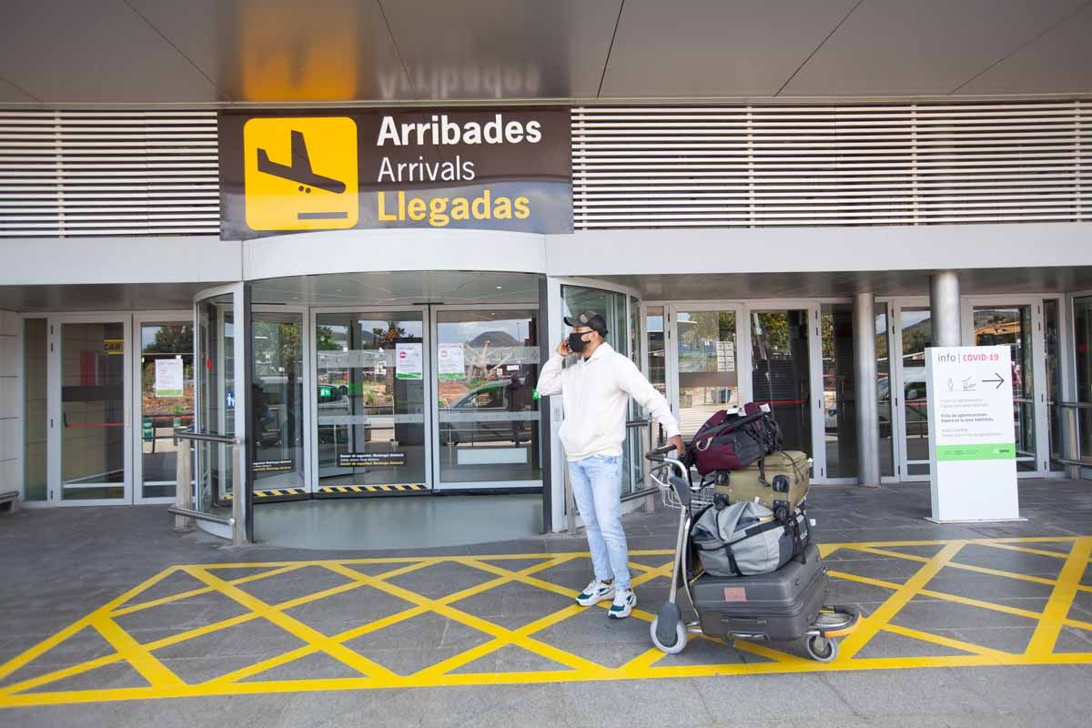 Turistas con cuentagotas en el aeropuerto de Ibiza