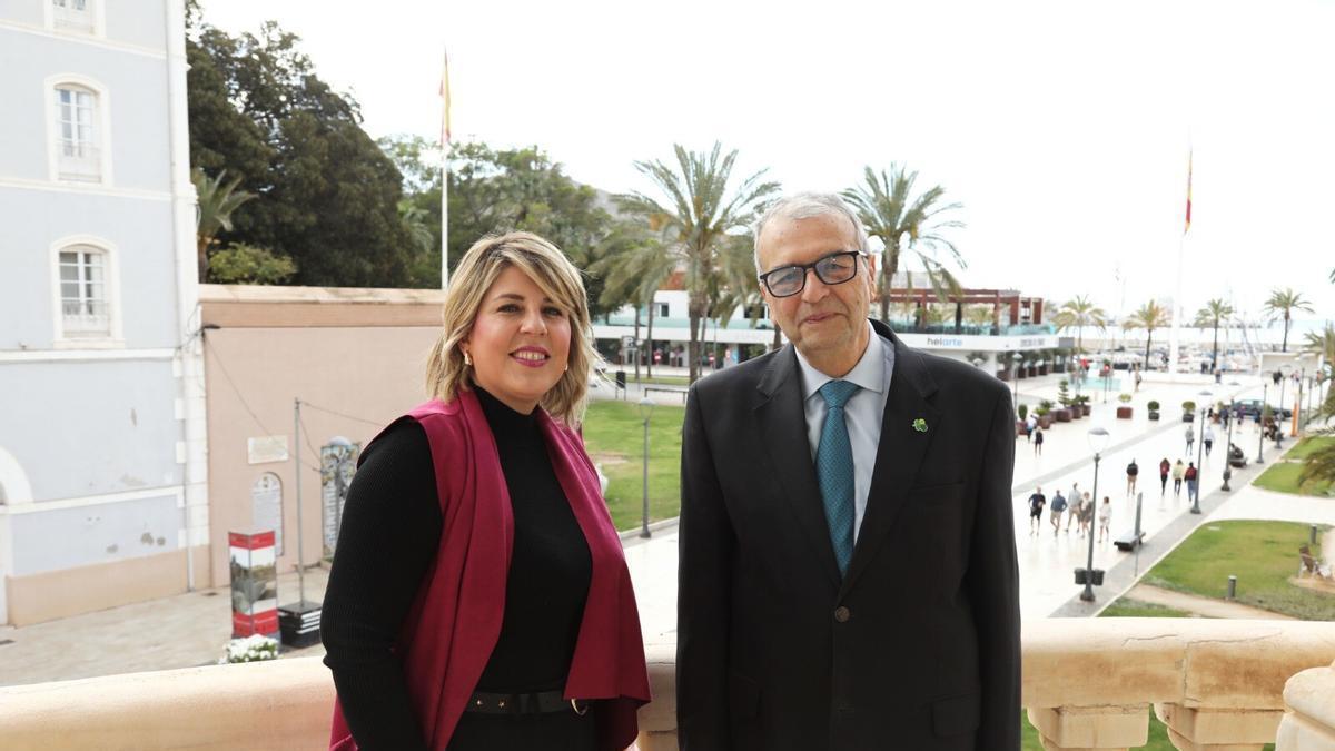 Joaquín Barberá junto Noelia Arroyo, alcaldesa de Cartagena.