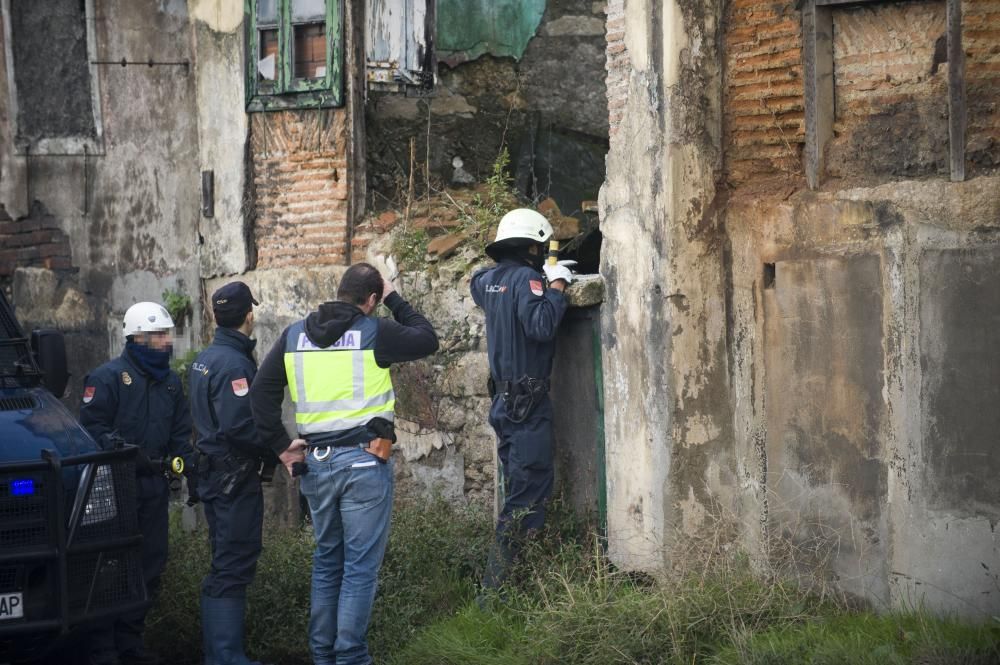 Varias unidades policiales realizaron un importante despliegue en las viviendas de San José, situadas entre los concellos de A Coruña y Arteixo, durante una investigación contra el tráfico de drogas.