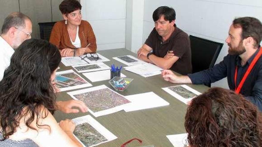 Concepción Saavedra, en el centro, junto a otros asistentes a la reunión.