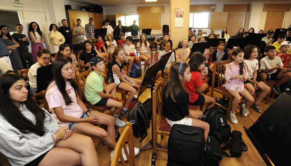 Una de las actividades del campamento, ayer, en
la Escola de Música de Silleda. | Bernabé/Javier Lalín