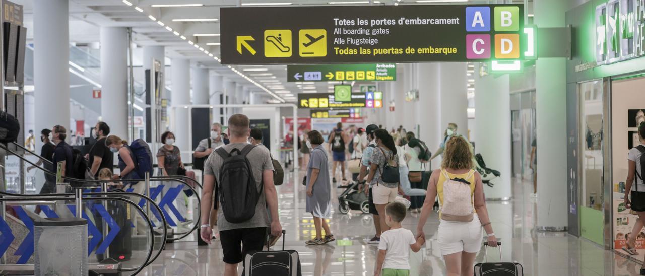 Las aerolíneas están programando vuelos para otra temporada alta marcada por la incertidumbre