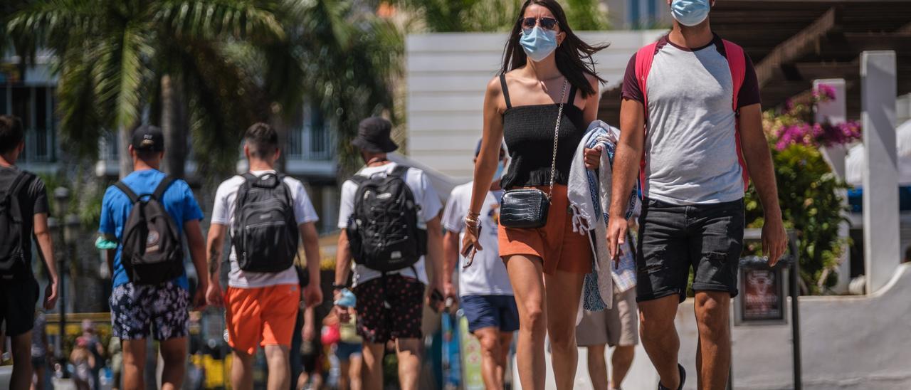 Un grupo de personas pasea por la avenida de Colón, en Puerto de la Cruz, el pasado verano