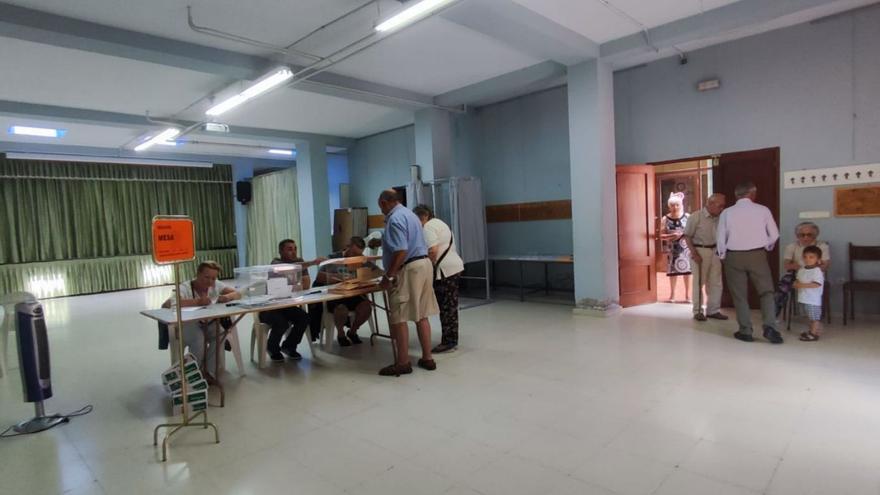 Vecinos de Quiruelas de Vidriales votando en  el Ayuntamiento de la localidad.