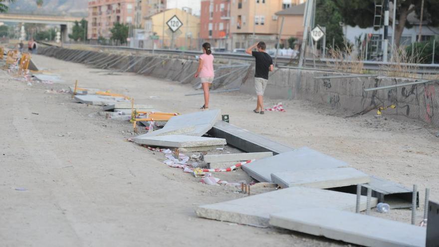 Tramo de las pantallas de protección destrozadas por actos vandálicos a principios de octubre.