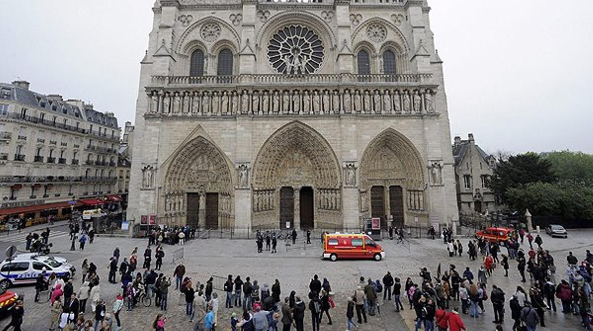 Unes 1.500 persones eren a Nôtre Dame quan l’home es va suïcidar, aquest dimarts.
