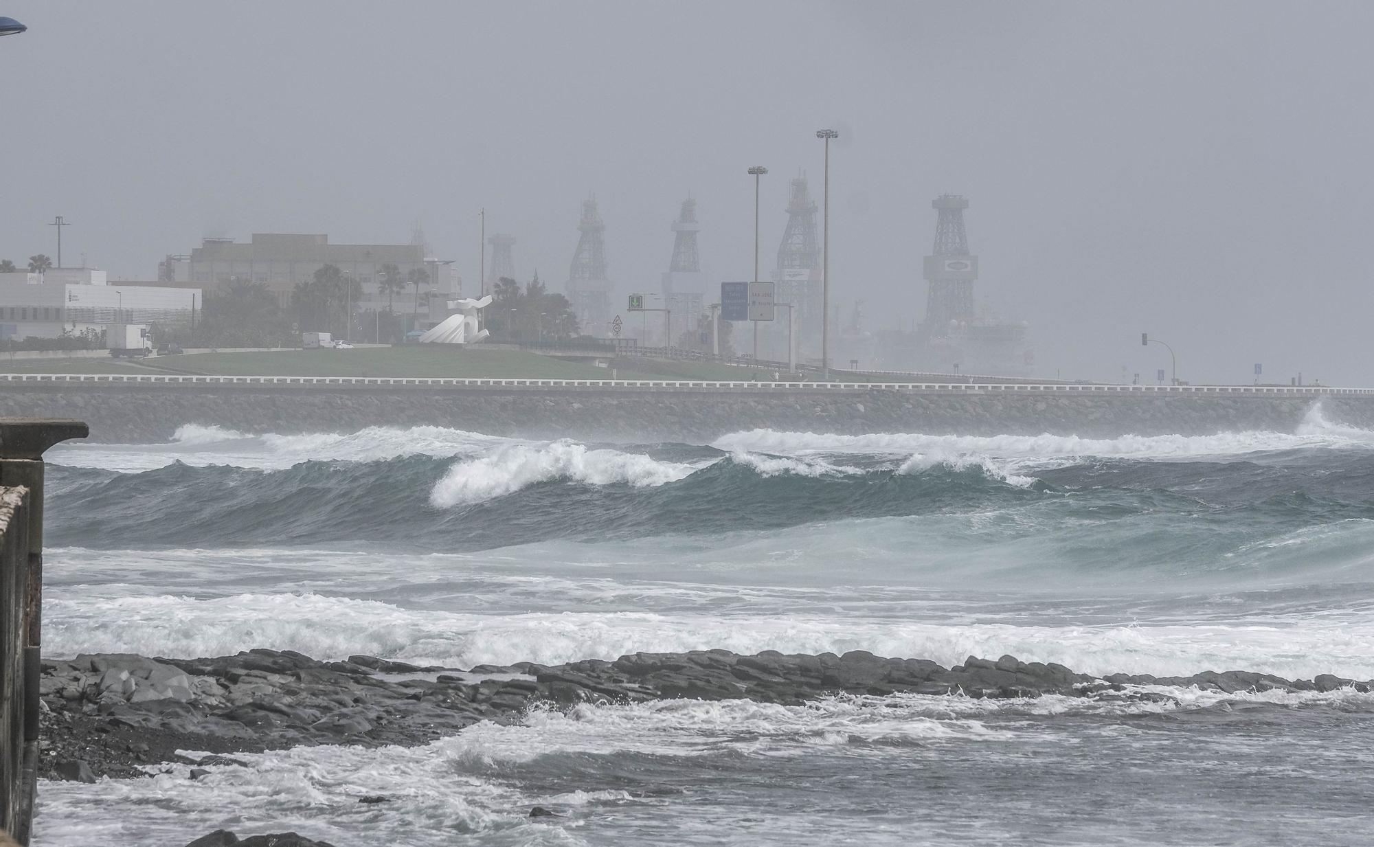 Este miércoles, vecinos, Policía Local y Bomberos de LPGC llevaron a cabo labores de acondicionamiento y prevención tras las inundaciones por el fuerte oleaje en el barrio de San Cristóbal, en la capital grancanaria.