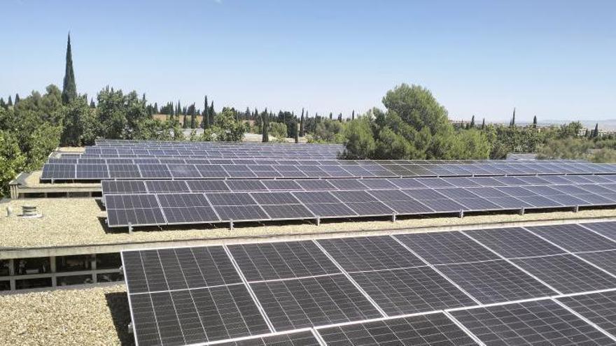 Placas solares instaladas en las cubiertas del cementerio de Torrero en Zaragoza.