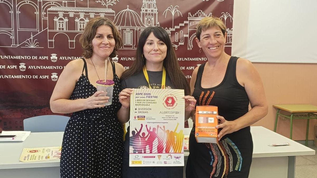La presentación del punto violeta-amarillo en el Ayuntamiento de Aspe, con la concejala de Igualdad, Yolanda Moreno, a la derecha.