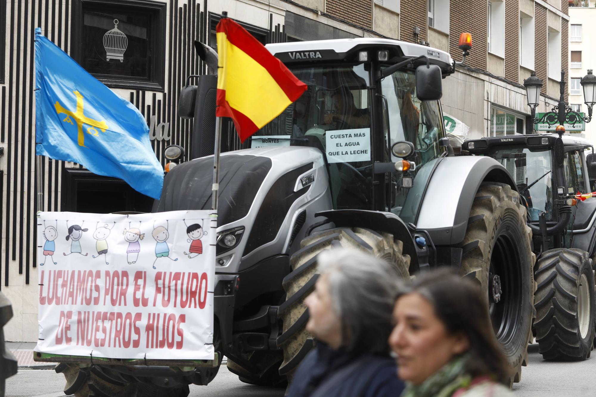 EN IMÁGENES: Así fue la tractorada de protesta del campo asturiano en Oviedo