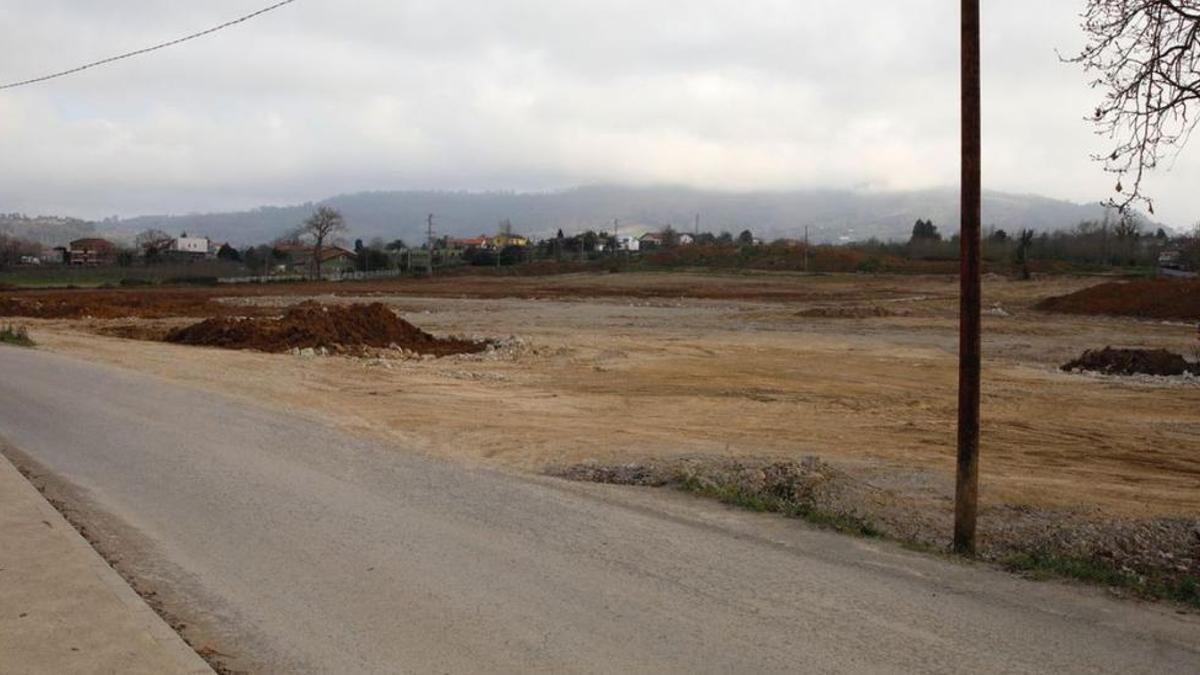 Las obras de la urbanización en Cabueñes, ayer, paralizadas.