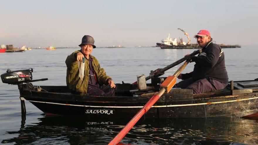 Dos pescadores de calamar en aguas de O Grove. // Muñiz