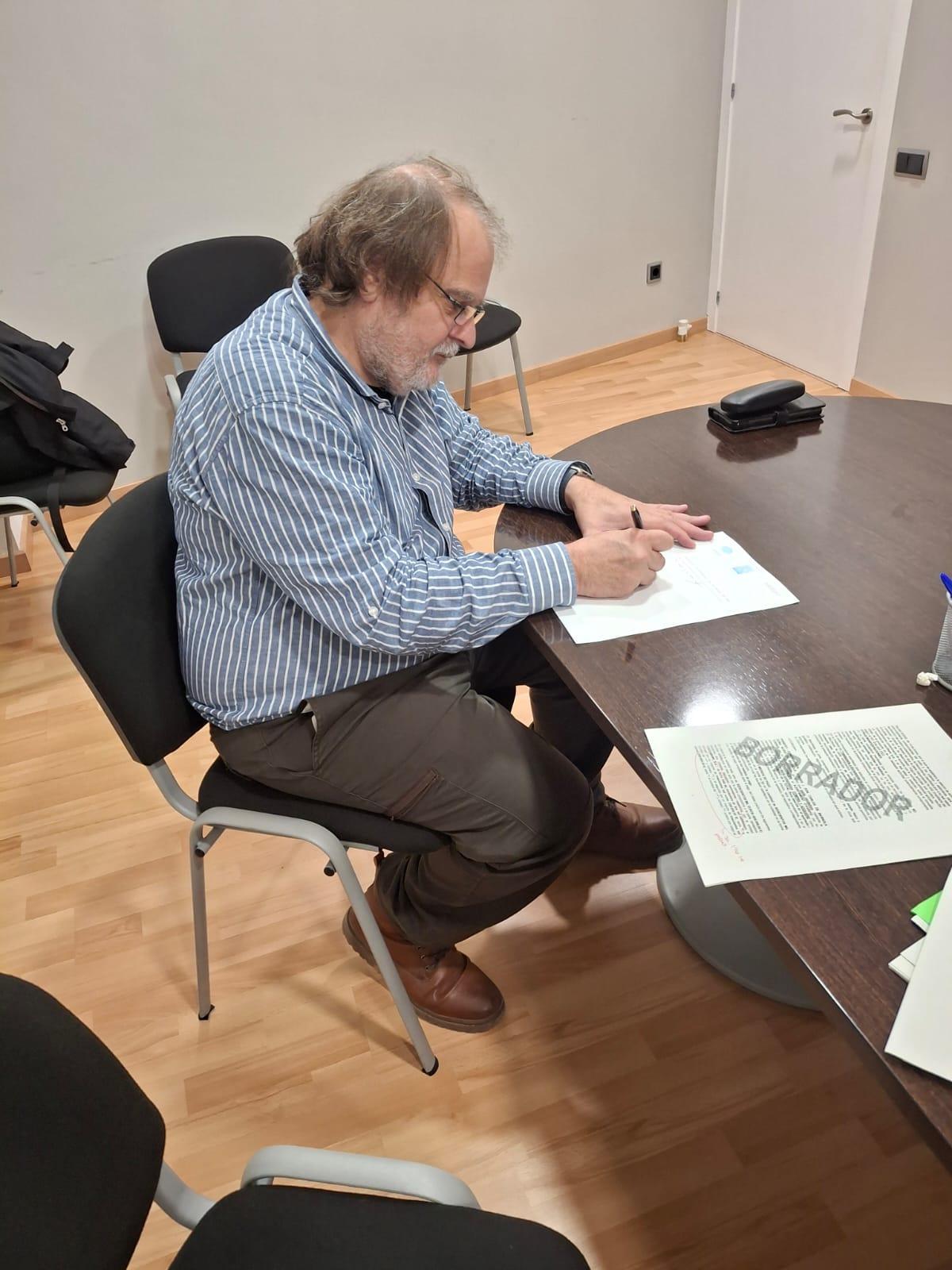 L’alcalde d’Avinyó, Sergi Grau, formalitzant la signatura de la compra de Cal Verdaguer