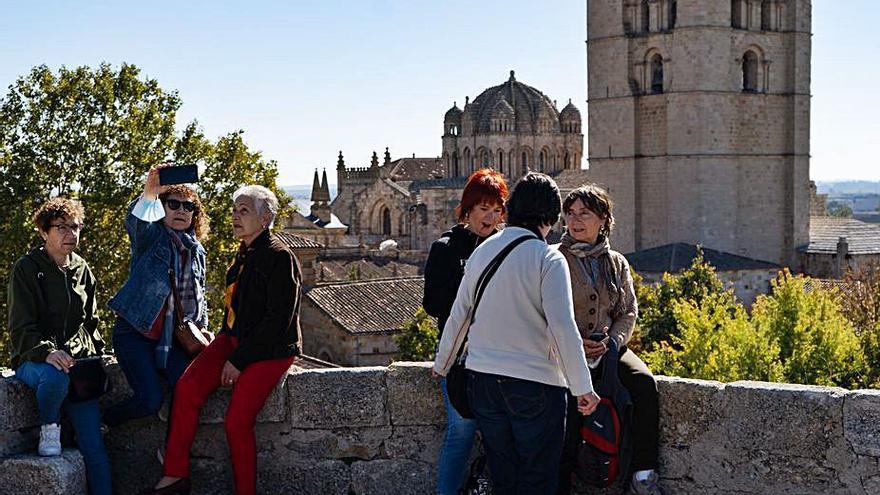 Un grupo de mujeres en el Castillo, con la Catedral al fondo. | J. L. Fernández