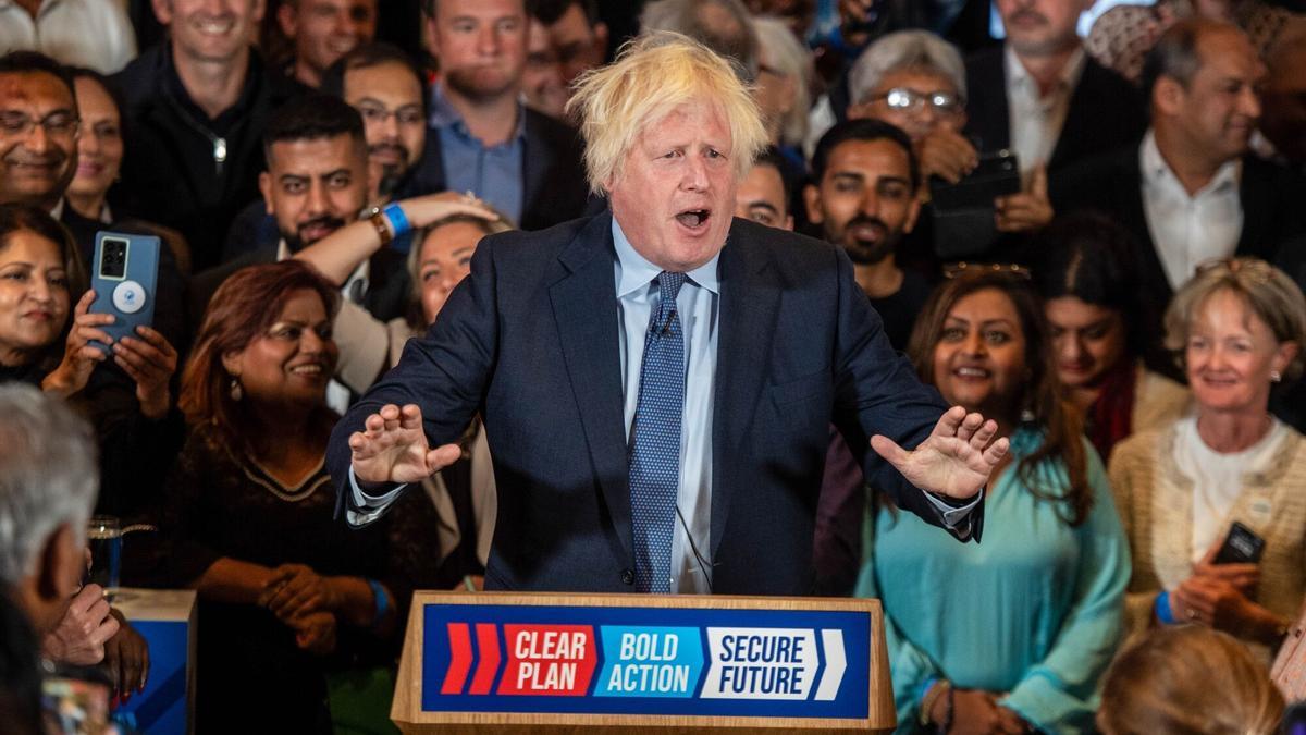 Boris Johnson, ex primer ministro del Reino Unido, hace campaña en un mítin del Partido Conservador