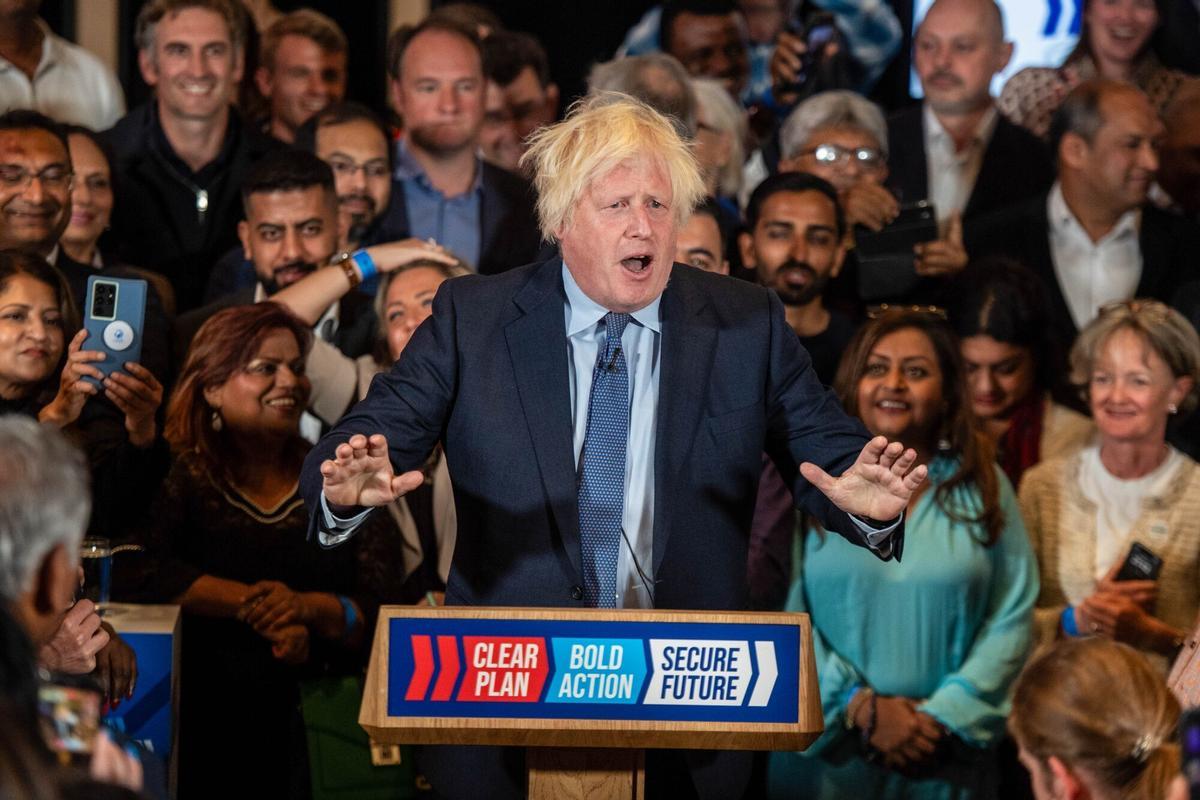 Boris Johnson, ex primer ministro del Reino Unido, hace campaña en un mítin del Partido Conservador