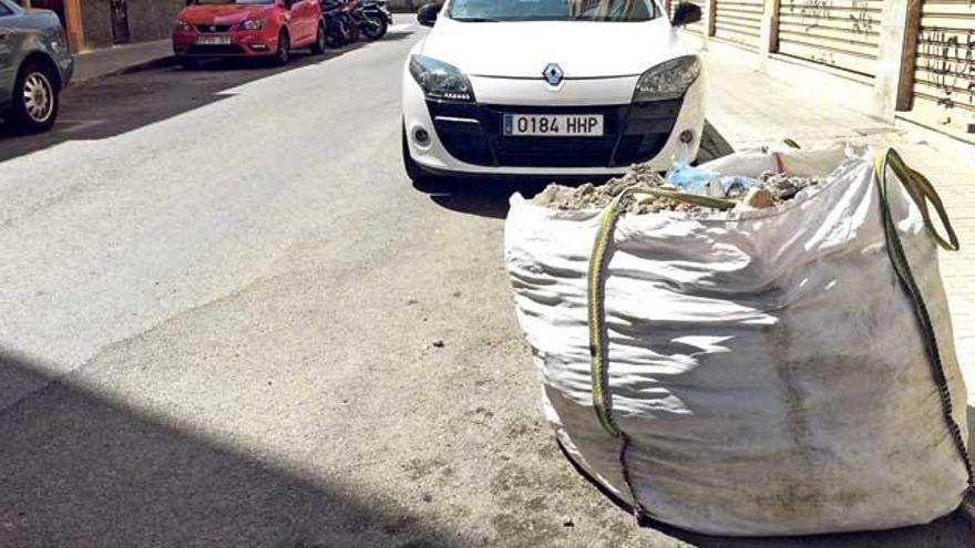 La saca, tirada en mitad de la calzada tras la corrida.