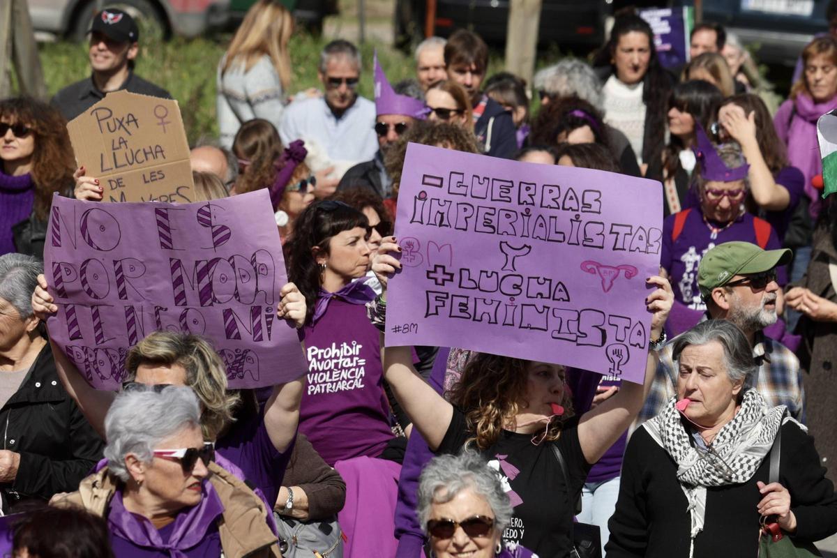 EN IMÁGENES: Un multitudinario y diverso 8M desborda las calles de Villaviciosa y celebra a la mujer rural