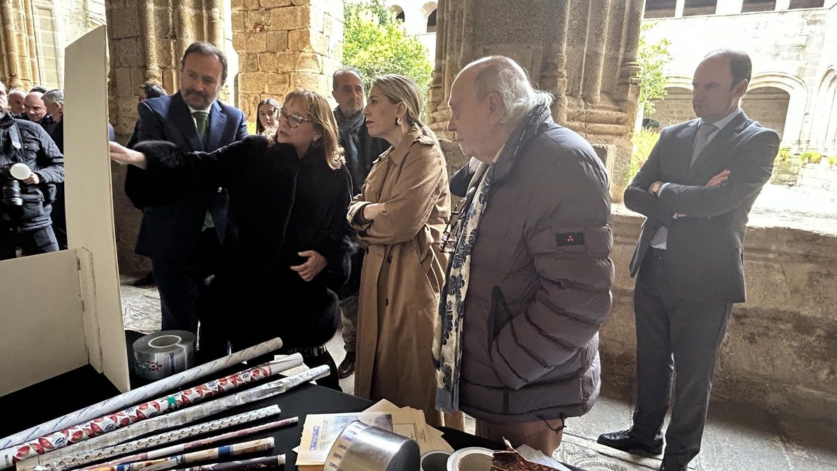 María Guardiola recorre la zona expositiva de empresas participadas por CEX.