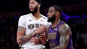 Anthony Davis junto a Lebron en un partido de la pasada temporada