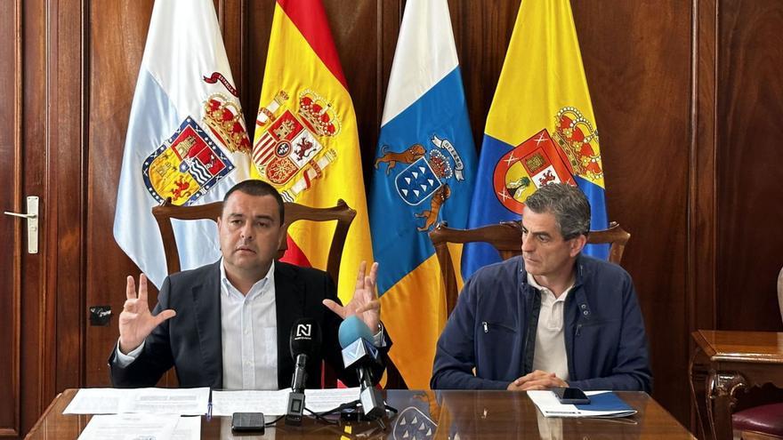 Pedro Rodríguez, alcalde de Guía, y Rafael del Castillo, jefe de servicio de Canaragua, ayer en la rueda de prensa  | | LP/DLP