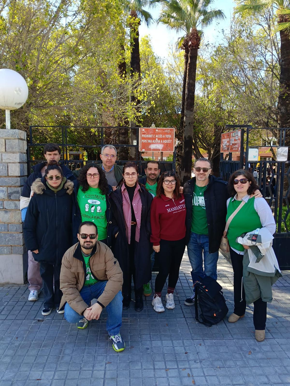Docentes del IES Sixto Marco de Elche, durante la concentración de este jueves