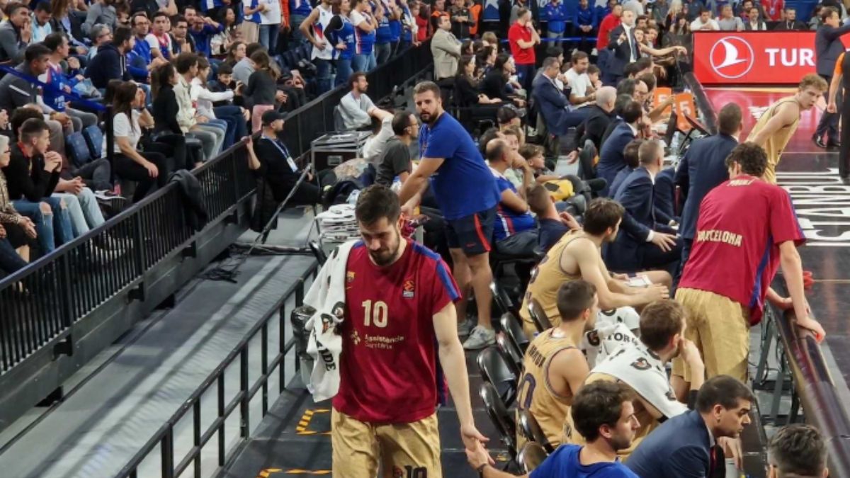 Kalinic abandonando la pista del Anadolu durante el tercer cuarto