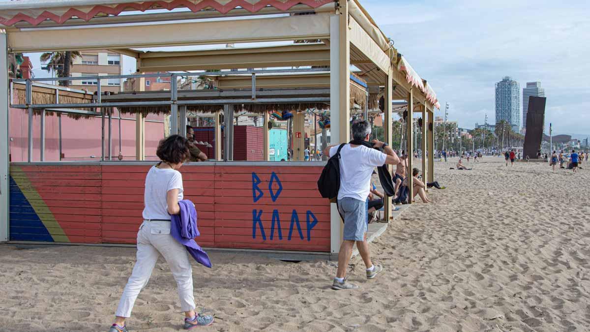 Chiringuitos cerrados, de momento, en la playa de Barcelona. Estos establecimientos podrán empezar a abrir mañana.
