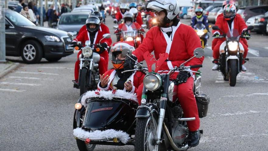 Papá Noel viaja en dos ruedas por Redondela