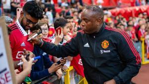 McCarthy, firmando autógrafos en Old Trafford