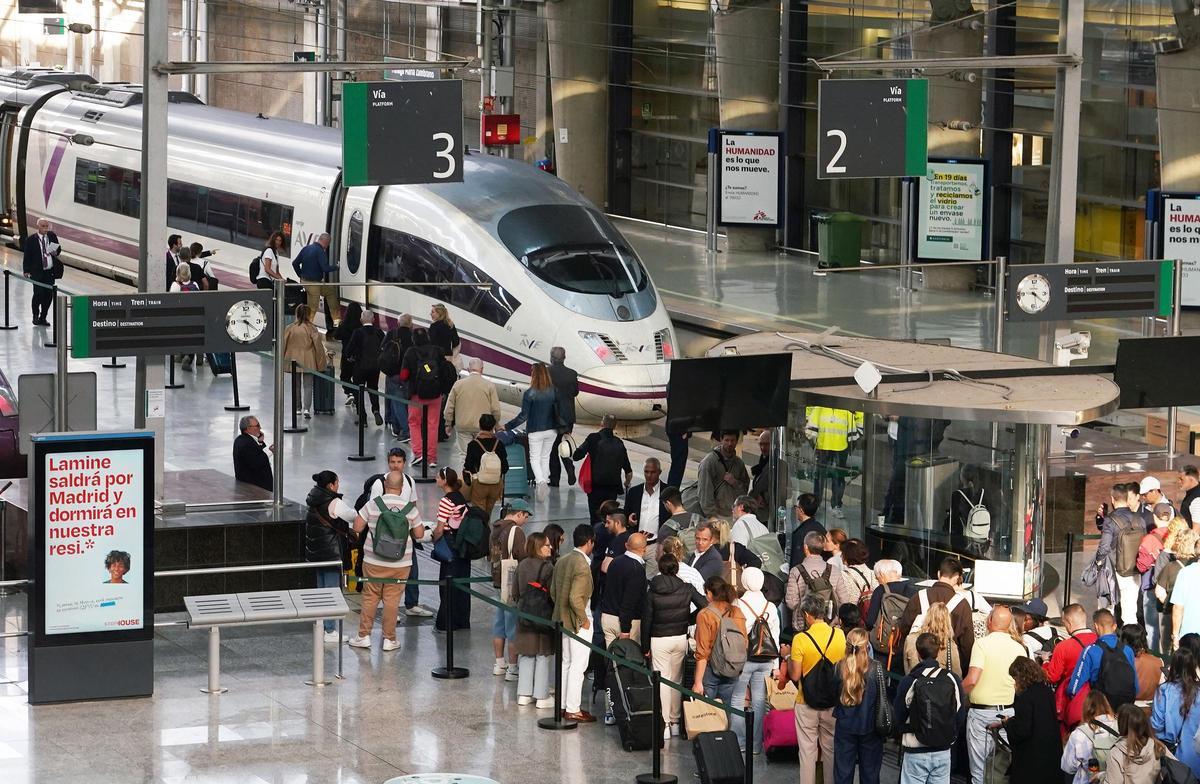 Archivo - Vista general del interior de la estación de trenes de María Zambrano. Imagen de archivo.