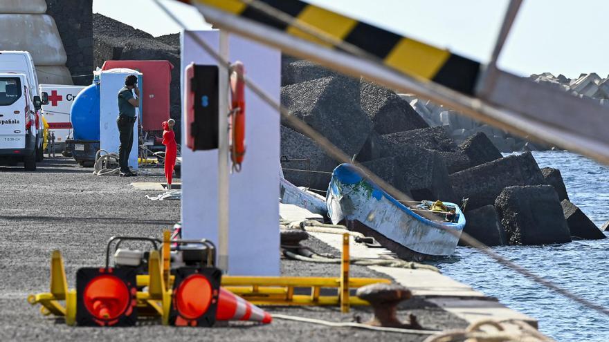 Un cayuco con 52 personas llega a El Hierro y una barca con 11 ocupantes, a Agaete