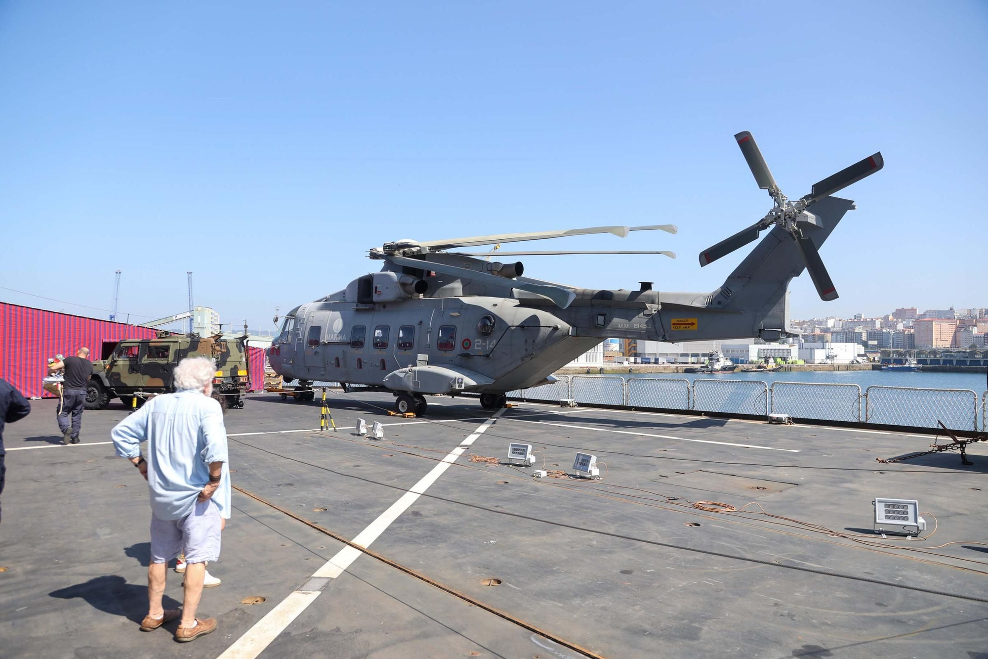 El buque 'San Giorgio', de la Armada de Italia, atraca en A Coruña en una visita no oficial
