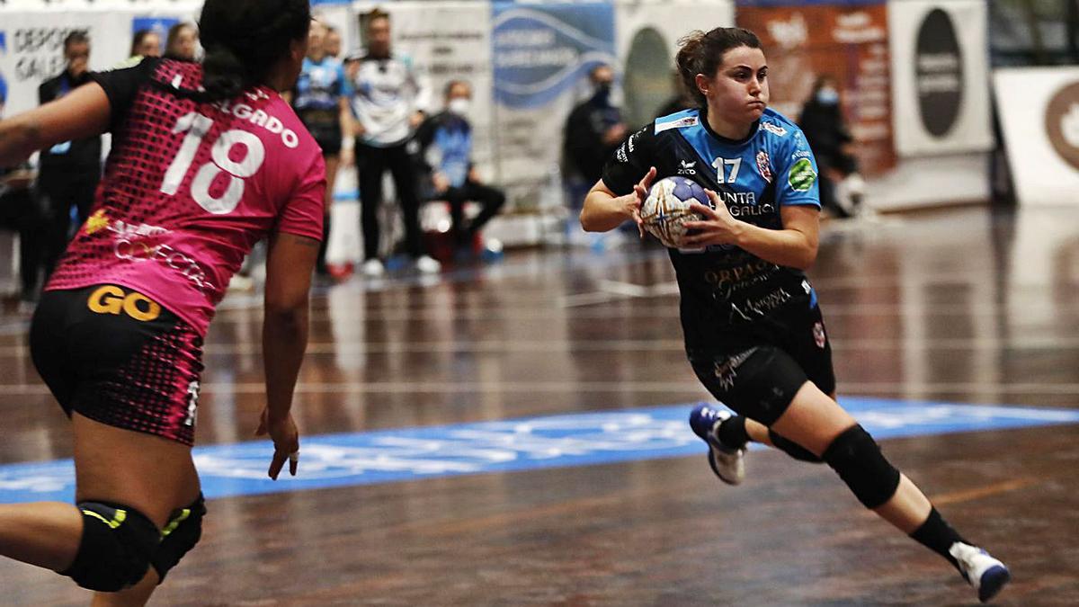 Paulina Buforn, con la pelota, durante un partido en A Sangriña. |  // JOSÉ LORES