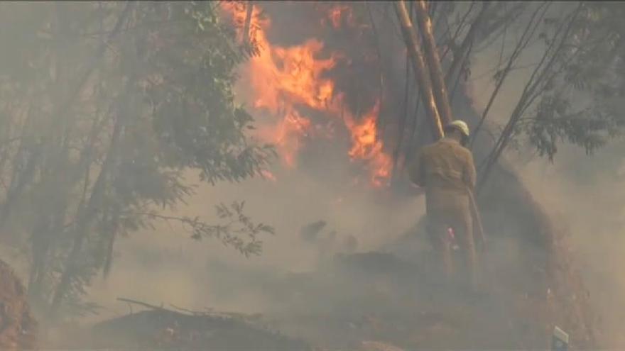 Evacúan a 2.500 personas por un incendio en LLutxent que todavía está descontrolado