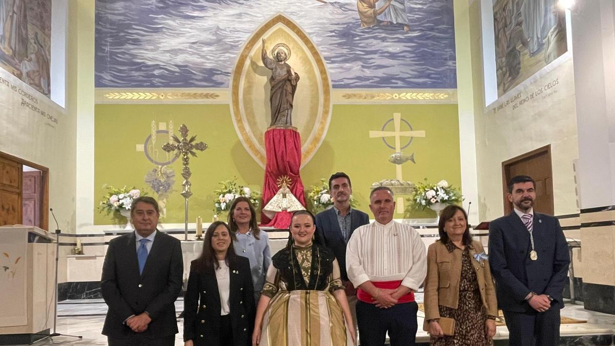 Autoritats, reina de les festes del Grau y president i màxims representants de la Reial Confraria de la Verge del Lledó.