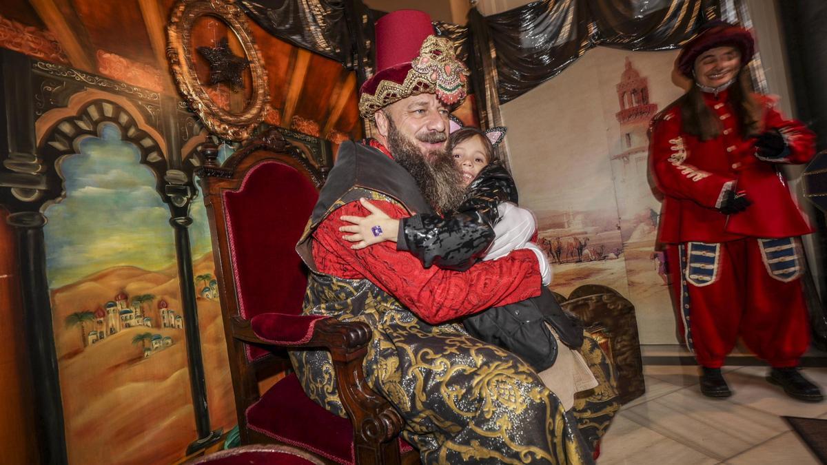 Aliatar recoge los últimos encargos para los Reyes Magos: "Viene un temporal de nieve pero van a llegar a tiempo"