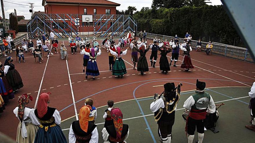 La actuación de “Trebeyu”, ayer, en la pista polideportiva Teresa Vallverdú de La Providencia. | Ángel González