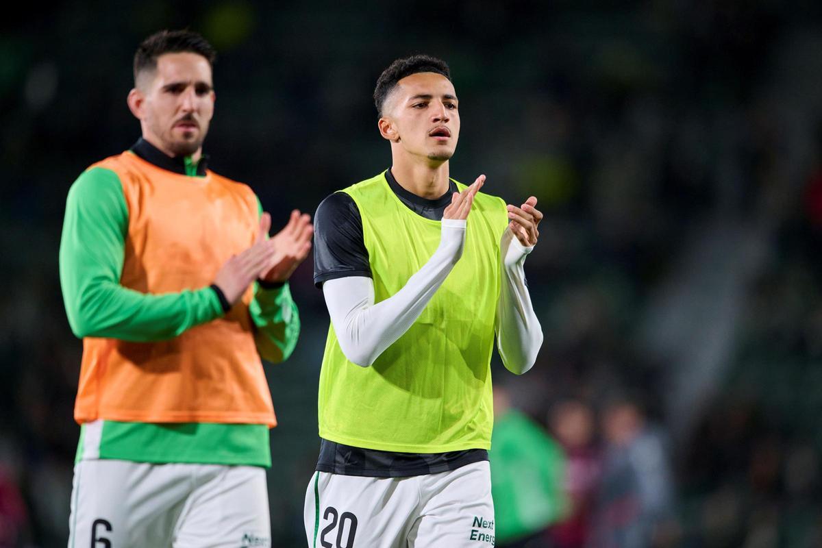 Álvaro Rodríguez y Bigas aplauden durante el calentamiento del Elche-Osasuna