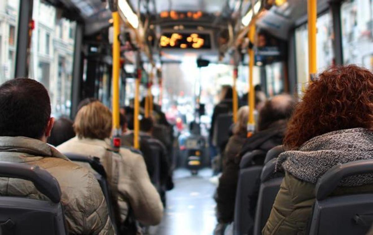 Foto de archivo del interior de un autobús urbano.