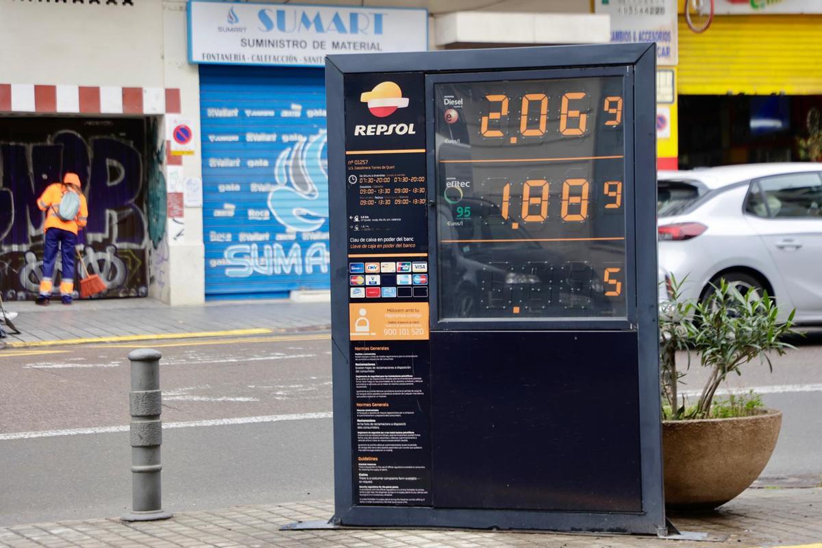 Precios de los carburantes en una estación de servicio de València, este sábado.